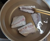 10秒間お湯にくぐらせて霜降りする