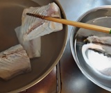 用意しておいた水にさばを移す