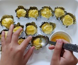 ツヤ出し用卵黄を塗る